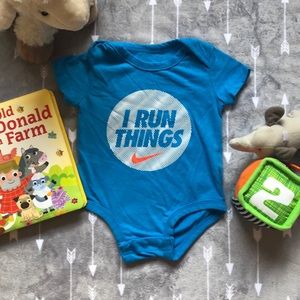 🦖 Baby boy Nike “I run things” SS onesie!!